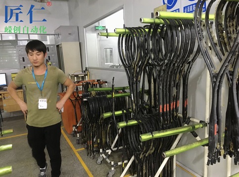 嵘创再与“世界醉具规模的球拍生产工厂之一